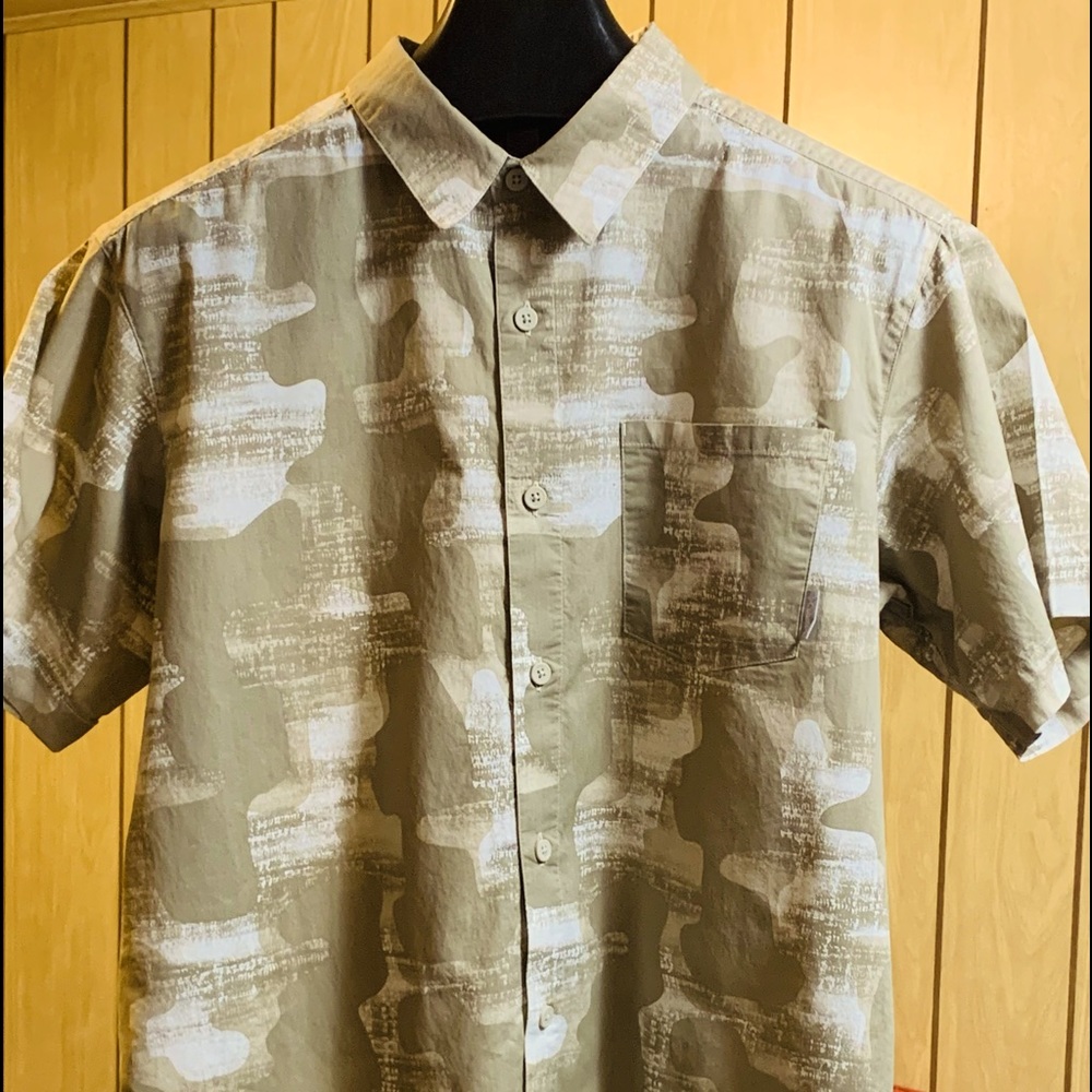 Men’s Columbia Tan Camouflage Short Sleeve Shirt Large